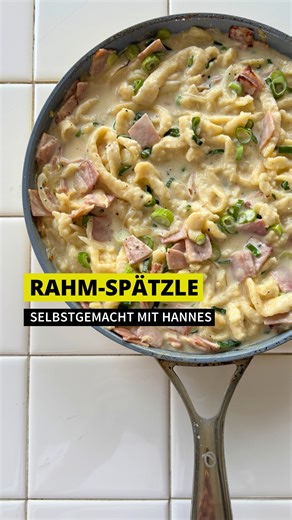 Rahm. Spätzle. Schinken. 🧈🔥 Mehr braucht’s nicht. 📝 Zutaten: 400 g Weizenmehl Typ 405 200 ml Sprudelwasser 5 Eier M Salz Muskat 1 weiße Zwiebel Butter 1 Becher Schmand 200 g Kochschinken 2 Frühlingszwiebeln Pfeffer #rahmspätzle #hannesfoodboom #wearefood #foodboom | FOODBOOM
