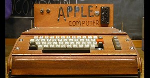 1976年の初代アップルコンピュータ「アップルI」。 (The Original Apple Computer "Apple I" in 1976.)