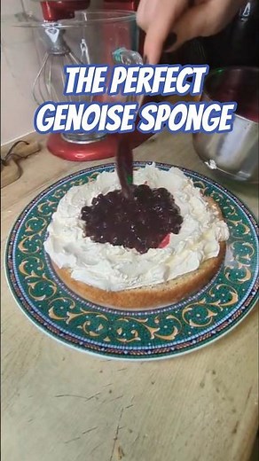 Decorating a genoise sponge and how to bake it. #cakedecorating