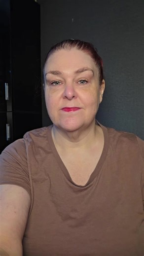 Lip Gloss - with a difference. This is not just a gloss but a stain! Leaves your lips feeling amazingly soft and sets you up for a beautiful colour that will last. @colorgram UK #lip #lipstain #lipglosses