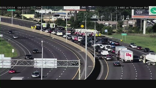 1 person killed, 6 injured in 6-car crash on I-480 West