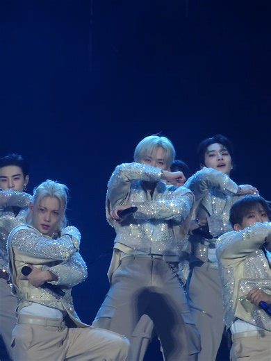 Stray Kids의 Thunderous 라이브 퍼포먼스