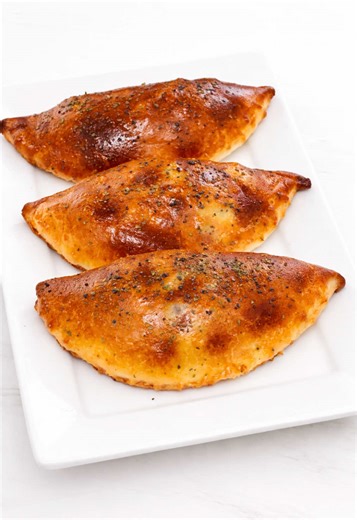 Soufflés à la viande hachée et fromage Ingrédients Pour la pâte : \t•2 bols de farine (mesure) \t•4 c. à soupe d’huile •1 oeuf \t•1 c. à café de sel \t•1 c. à soupe de sucre \t•1 c. à soupe de levure boulangère \t•1 bol de lait tiède \t•1 c. à café de levure chimique Pour la farce : \t•viande hachée \t•1 oignon \t•1 carotte râpée \t•fromage La Vache qui Rit \t•fromage râpé Préparation : 1.Dans un saladier, mélanger la farine, le sel, l’huile, l’oeuf et la levure chimique. 2.Ramasser la pâte avec