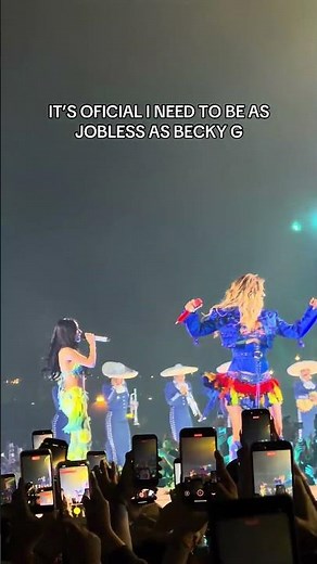 😍 Karol G Brings Out Becky G AGAIN! Iconic Fan Moment🔥#fangirl #concert #latino #beckyg #karolg #fyp
