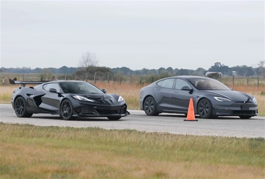 Tesla Model S Plaid vs Corvette ZR1: Rolling Drag Race Has a Clear Winner