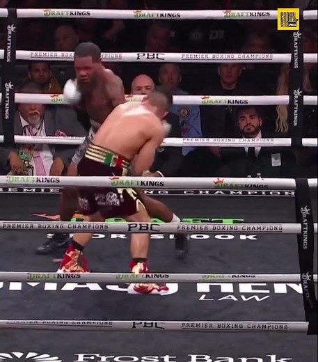 Pitbull Cruz vs Lamont Roach Jr. goes at the end of round 11 😲