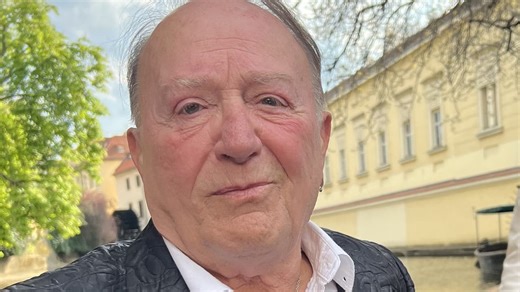 Petr Janda pozdravuje z Kalifornie: Oči vám vypadnú, čo má spevák na hlave!