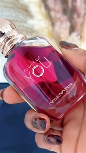 ✨ Unboxing POWER OF YOU by @Armani beauty ✨ Unless you’re living under a rock, I’m sure you’ve seen this all over the internet. It’s been all the rave and might I add, for good reason🥰 A TROPICAL-JUICY delight that takes your senses on a wonderful journey 🌴 ☀️ ……If happy & carefree had a scent, this would be it ❤️ ~~~~~~~~~~ NOTES ~~~~~~~~~~ TOP: Passion fruit, Bitter Orange 🍊, Lemon 🍋 MIDDLE: Frangipani flower🌼, Solar notes BASE: Madagascar vanilla 🍦, Benzoin, Labdanum From the first snif