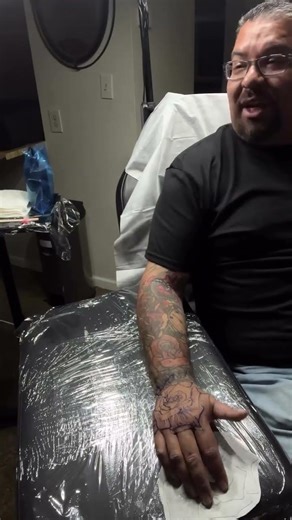 His 1st HAND tattoo ?!!😭👀🔥