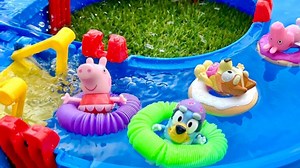 小猪佩奇和布鲁伊一起来到水上乐园漂流