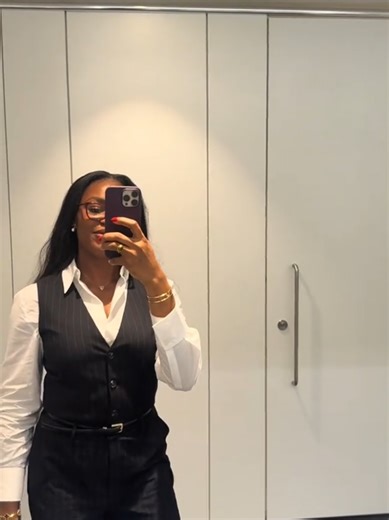 One of the biggest things that surprises people when they enter Information Governance or Data Protection careers is this: Most professionals did NOT start feeling confident. They learned by: • Asking questions (even when they felt awkward) • Watching how experienced colleagues handle situations • Googling things quietly • Learning systems while already in the role • Making small mistakes and improving from them Confidence in Information Governance roles usually comes from exposure, not from kno