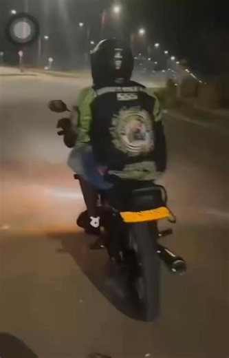 zarzal stereo on Instagram: "#EnVideo En video quedó registrado el momento en que un motociclista intenta realizar maniobras peligrosas, pierde el control de su vehículo y termina cayendo violentamente al pavimento. El hecho se presentó en la carrera Primera de Yopal, generando alerta entre peatones y conductores que transitaban por el sector. Las autoridades reiteran el llamado a conducir con prudencia y evitar este tipo de maniobras que ponen en riesgo la vida propia y la de los demás."