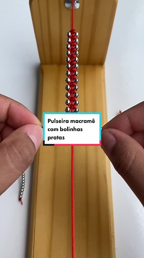 Pulseira em macramê com bolinhas pratas ❤️ Você pode fazer com várias cores de linha, nessa usei 24 bolinhas pratas em cada lado da pulseira. Fio central de 40 cm. Fio para trançar 100 cm. Lembrando que o tamanho varia a depender do tamanho do braço sendo para adulto ou criança. Feita em fio seda, mas você pode usar o encerado também. #tutorialpulseira #tutorialmacrame #macrame #pulseiraartesanal #pulseiramacrame #pulseiramicangas #micangas #pulseiras #pulseira