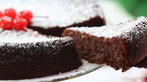 This rich, boozy, decadent CARIBBEAN BLACK CAKE is one of the best cakes you'll have in your entire life! 😍 RECIPE: https://www.africanbites.com/caribbean-black-cake/ | Immaculatebites