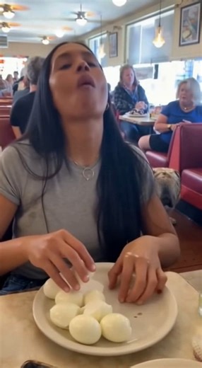 6.4K views · 77 reactions | This diner challenge was going fine… …until the giant bulldog under the table tried claiming her eggs.  #trending #reelsvideo #fblifestyle #fypreelsシ゚viralシ #christmas2025 #Christmas #fypシ #animalverse #wtfmoment #realfootage #caughtoncam #dinerlife | LamyRecipes | Facebook