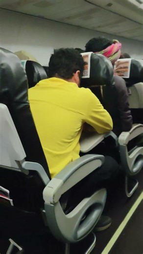 Difference Between Left and Right Window of Plane, if it is flying at the time of dawn or dusk