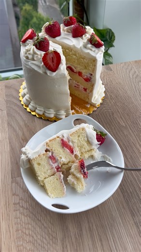 Maddie Brehm on Instagram: "Let’s make a strawberry cream cake! I LOVE light and fluffy cakes that aren’t too sweet - especially those that can highlight seasonal fruits like this one! I can’t wait for you to give it a try either just for fun or to bring to your next summer gathering 👩🏻‍🍳 The recipe and tutorial are available to Pastry Enthusiasts & Ultimate Patissiers ♥️"