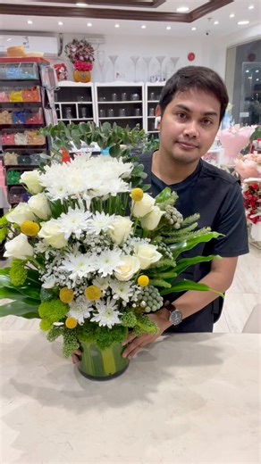 Let’s make a floral flower arrangement #flowers #flowerbouquet #floraldesign #flowerarrangement #fblifestyle | Satisfied Florist