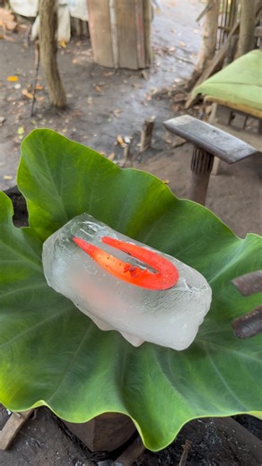 It's amazing how blacksmiths gild steel using ice cubes. #Blacksmith #Gilding #Ironwork #skill