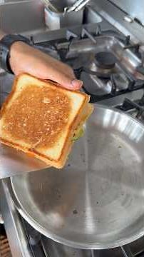 Best Chicken sandwich 🥪🍗🌿| Grilled Sandwich | Sandwich Recipe |Easy Sandwich #cheesesandwich #shorts