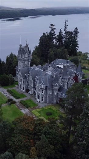 🛕Ardverikie House, located in the Scottish Highlands near Loch Laggan, was built in the 19th century as a Victorian estate house. The site originally hosted a smaller hunting lodge before Sir John Ramsden commissioned the grand house in 1870. Designed in the Scottish Baronial style, it features towers, turrets, and a striking granite façade. 📸Awesome video by: @chrishenry | Beautiful Houses and Buildings