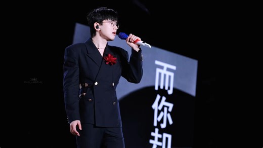 而你却靠近了，逼我们视线交错。