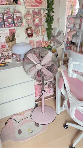 so happy to have a new addition to my room — the 3D Retro-Aire pink stand fan 🎀✨ it’s honestly the cutest thing ever and fits my space perfectly! I love how it gives off that soft retro vibe while still being super functional ☁️ little things like this make my room feel even cozier and more me 🙂‍↕️💕 @3dappliances 💗 #3Dappliancesph #retroaireelectricfan #desksetup #desk #roominspo #pinkroom #kawaiicore #pinkstandfan #pinkaesthetic #roomfinds #roomdecor #aesthetic [ room decor. room inspo. des