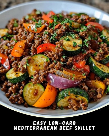 Easy Low-Carb Mediterranean Beef Skillet A cozy one-pan dinner with lots of flavor and plenty of protein. You’ll Need: • 1 lb. ground beef (450 g) • 1 tbsp olive oil (15 ml) • 1 small red onion, sliced • 2 cloves garlic, minced • 1 zucchini, sliced into half-moons • 1 red bell pepper, sliced • ½ cup cherry tomatoes, halved (75 g) • ¼ cup Kalamata olives, sliced (optional, 35 g) • 1 tsp dried oregano • ½ tsp ground cumin • ½ tsp smoked paprika • ½ tsp salt • ¼ tsp black pepper • ½ cup crumbled fe
