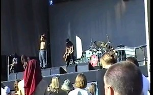 Slash's Snakepit（蛇穴）乐队1995年在“Icle Of Carves”音乐节上的现场表演实录，此视频是歌迷摄录的，画面细节有限，音效还不错！