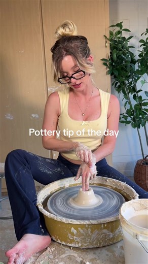 pull your walls evenly don’t skip compressing your rim 🤍 when you pull evenly, you’re building consistent thickness from bottom to top so the piece has strength and balance while you’re throwing. if one area is thicker or thinner, it throws off your control and makes the form harder to shape cleanly. and compressing the rim isn’t just for looks… it aligns the clay particles at the top so it doesn’t flare out, wobble, or start cracking as you keep working. it also makes every next pull smoother.