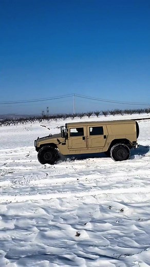 It can take you up the mountain, down the river, and help you show off.🤑 #hummerH1#Hardcoreoffroad #offroad4x4 #cartok #carsoftiktok #carlover #fyp