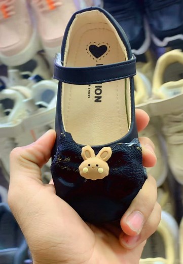 New design shoes for kids 👟 #brandshoes #forkids😋 #granted✅✅✅✅✅ #viraltiktokvideo #1millonchallenge #usa🇺🇸 #highquality #shoesbrand #newvarityavailable #babyshoes #importantshoes #viraltik #howto