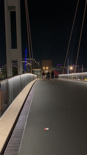 Exploring Darling Harbour. One of Sydney’s best spots for views, walks and capturing beautiful memories ❤️ #sydney #australia #nightlife #followersreels #highlightseveryone #follower #amazingview | Vhen Jar