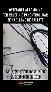 Në shumë zona urbane të Shqipërisë, një rrjet i dendur kabllosh dhe telash po pushton hapësirat publike, duke shkaktuar shqetësim tek banorët. Një qytetar nga Elbasani ka denoncuar papërgjegjshmërinë e autoriteteve dhe kompanive që kryejnë instalime pa planifikim, shpesh në mënyrë të fshehtë, duke ngulur pajisjet ilegalisht në muret e pallateve ose duke lënë rrugët me tela të palidhur. Situata paraqet rrezik për sigurinë e banorëve, pasi shumë kabllo kalojnë afër dritareve dhe hyrjeve të pallate