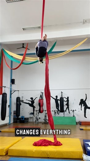 Dynamic entry into roll-down - right&wrong ways #shorts #aerialsilks #aerial #acrobatics #circus