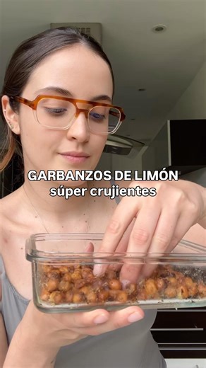 Snack de Garbanzos al Limón Súper Crujientes La alternativa perfecta para cambiar los paquetes de limón por un snack saludable, delicioso y fácil de hacer. ▶️ Ingredientes: 🥣 2 tazas de garbanzos cocidos (bien escurridos) 🫒 2 cdas de aceite de oliva 🍋 Zumo de 2 limones 🍋 Ralladura de 2 limones 🧂 Sal y pimienta al gusto 🥣 Preparación: 1. Escurre muy bien los garbanzos y sécalos con papel de cocina hasta que queden lo más secos posible. 2. Mezcla en un bowl los garbanzos con el aceite de oli