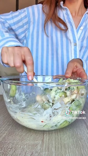 💖 🥗 Chicken, Cucumber & Yogurt Salad ✅ Ingredients: \t•\tChicken breast — 150 g \t•\tCucumber (medium) — 1 \t•\tWhite onion — ½ or 1 small shallot \t•\tGarlic — 1 clove \t•\tSour cream — ½ tablespoon \t•\tGreek yogurt — 1 tablespoon \t•\tOlive oil — 1–2 teaspoons (to taste) • Lemon juice — to taste \t•\tSalt and pepper — to taste 🔪 Instructions: \t1.\tPrep the veggies: — Grate the cucumber on a coarse grater or slice it into rounds. — Finely chop the onion. — Mince the garlic or press it thro