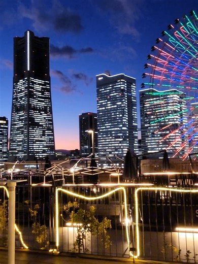 横浜来たら一度は行っておきたい場所。横浜ワールドポーターズ屋上からの夜景 #横浜 #みなとみらい #夜景