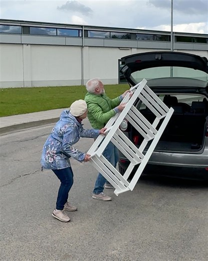 This kind man just made things easier for two elders | Estudio Panda