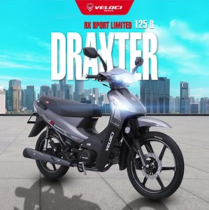 Moviendo Tu Mundo Elige tu CAMINO... Draxter RX Sport Limited 125R • GPS TRACKER Rastreador para máxima seguridad • Alarma, ENCENDIDO remoto, electrónico y de pedal • ESPEJOS de ALUMINIO • ASIENTO antideslizante • Cajuela BAJO ASIENTO • PUERTO de carga USB • Potente MOTOR de 4 tiempos con TRANSMISIÓN SEMI AUTOMÁTICA • Luz LED (Powerful LED Lighting) • RINES de ALUMINIO • FRENO delantero de DISCO hidráulico • Color: Plata 🔥¡ES TU MOMENTO! para ESTRENAR tu VELOCI, 🏍con Nuestros Distribuidores en