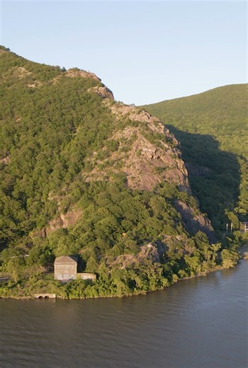 Will you make the climb when the Breakneck Ridge Trailhead reopens in 2027? 🚶🌎🔭 #newyork #hudsonvalley #hudsonriver #mountain #fyp | The Hudson Valley Explorer