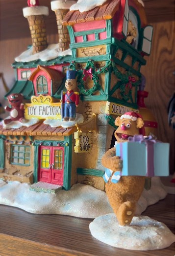 2007 Muppet Christmas Village Collectible Review