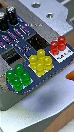 DIY Traffic Light with NE555 Timers! 🤖🚦 #electronics #diy