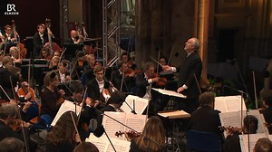 Was für eine tolle Abendstimmung, was für Musik! 🌆🎶 Den "Walzer Nr. 2" von Dmitri Dmitrijewitsch Schostakowitsch und noch mehr wunderbare Erinnerungen an Klassik am Odeonsplatz 2017 mit dem Symphonieorchester des Bayerischen Rundfunks könnt ihr heute um Mitternacht im BR Fernsehen erleben - und jederzeit hier: www.br-klassik.de/concert/ausstrahlung-1085160.html 📺💻 Wir freuen uns schon riesig auf Klassik am Odeonsplatz 2022 am 9. und 10. Juli ! 🤩🎉 | ARD Klassik