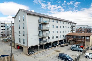 613 S Dubuque St, Iowa City, IA 52240 - For Rent