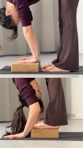 Same pose - two ways to use props. Are you using your yoga props to their full potential? 🤩