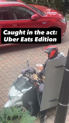 Un repartidor de uber Eats