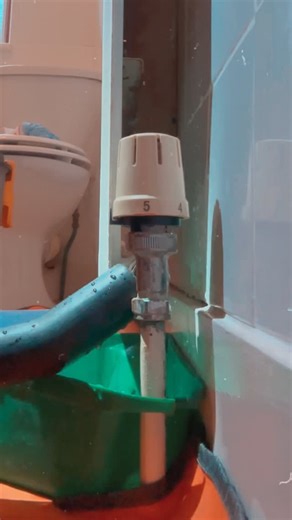 JOE BEARMAN (BIG joe london plumber) on Instagram: "“Swapping out the radiator valve? It’s a quick 2-minute fix for a warmer home! 🔧✨ Old school rhythm in the background plastic jam made in two minutes big up massive & crew, ravers #HomeImprovement #DIY”"