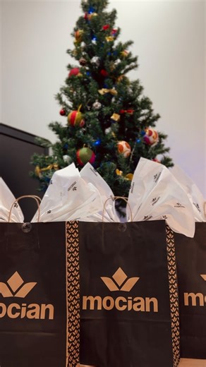 Ka Coronado on Instagram: "O presente de Natal perfeito para a família toda está na @mocianconcept 🩷 Moda fitness, casual, praia, lingerie, pijama e até semijóias ✨ Eles amaram os presentes! - para a minha mãe: conjunto de top e shorts trilobal - para meu irmão: camiseta em algodão egípcio - para a namorada dele: macaquinho de treino Energy A loja fica na Avenida Ayrton Senna, 677, Loja 05, em Londrina, PR. Tem estacionamento conveniado ao lado, então é bem prático! @mocianconcept @mocian.moda"