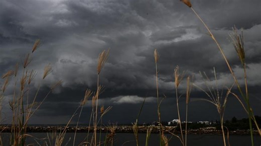 Cyclone Narelle batters Northern Territory's Top End